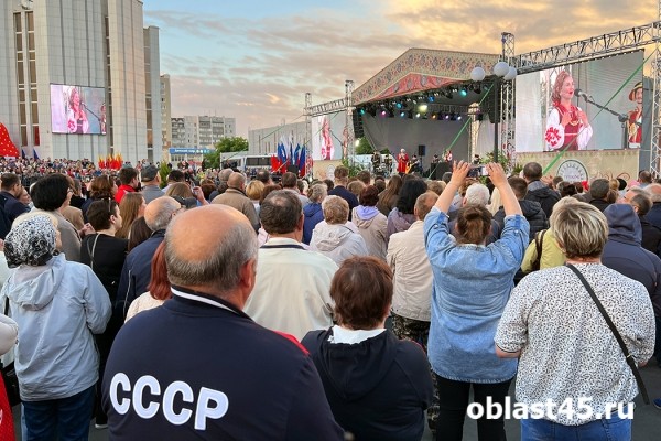 Пели песни и водили хоровод: в Кургане отметили День России Пели песни и водили хоровод: в Кургане отметили День России
