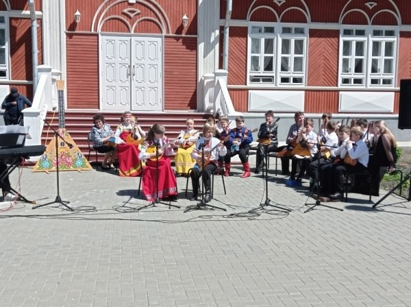 Баттл балалаек: в Кургане прошёл музыкальный флешмоб 
