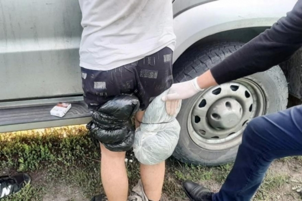 В Курганской области мужчина прятал пакеты с каннабисом под одеждой 