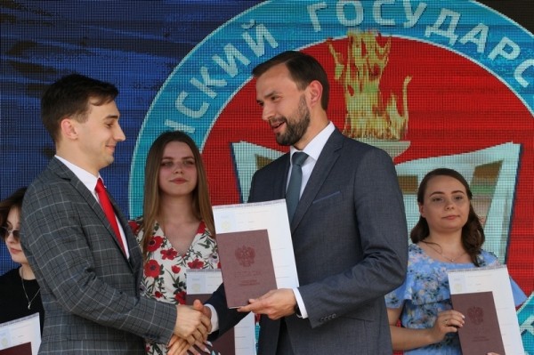 215 выпускников КГУ получили красные дипломы