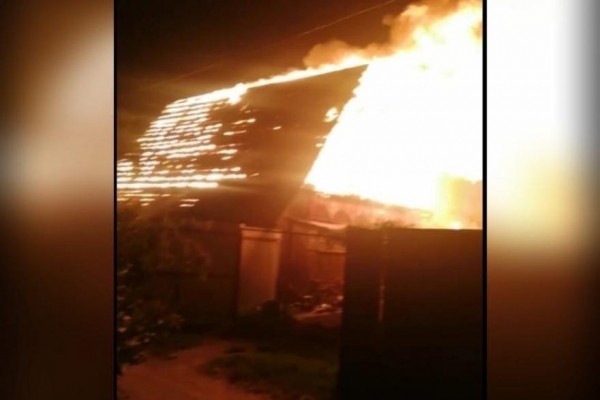 В Курганской области ночью полыхал дачный участок