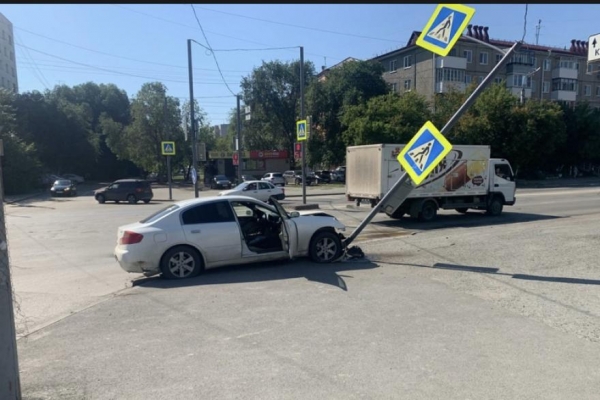 В Кургане водитель сбил светофор