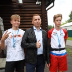 
											Губернатор Вадим Шумков и президент Союза биатлонистов России Виктор Майгуров вручили юным биатлонистам новые винтовки и обсудили развитие этого вида спорта									