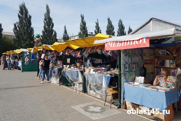 Курганцы покупают учебники на школьном базаре