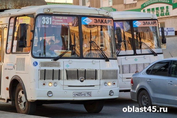 Водители курганских автобусов проезжают остановки