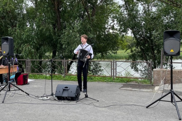 В Кургане музыкант-виртуоз поднял настроение прохожим В Кургане музыкант-виртуоз поднял настроение прохожим