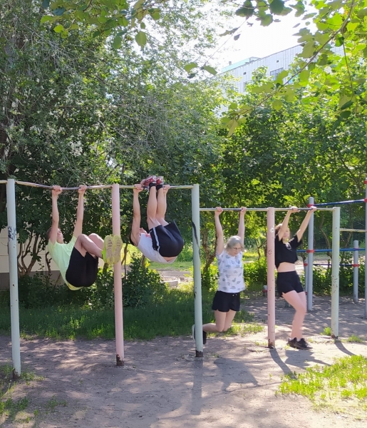 Курганцы по утрам делают зарядку с тренером Курганцы по утрам делают зарядку с тренером