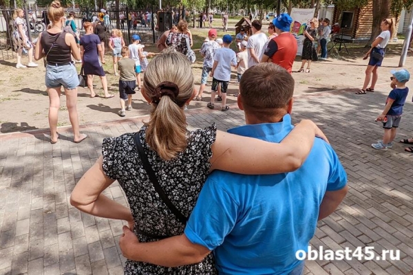 «Ромашковое настроение»: как курганцы отмечают День семьи, любви и верности «Ромашковое настроение»: как курганцы отмечают День семьи, любви и верности