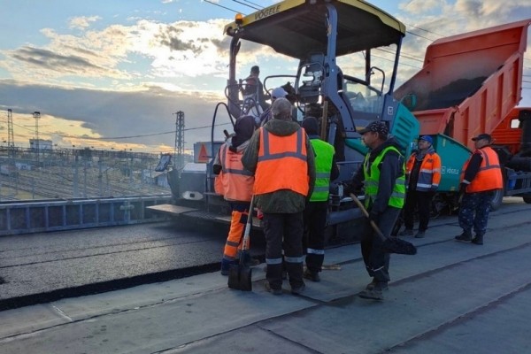 На Некрасовском мосту в Кургане начали укладывать асфальт На Некрасовском мосту в Кургане начали укладывать асфальт