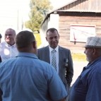 Губернатор Вадим Шумков обсудил с фермерами Ивановыми планы по развитию хозяйства в Звериноголовском округе
Губернатор Вадим Шумков обсудил с фермерами Ивановыми планы по развитию хозяйства в Звериноголовском округе