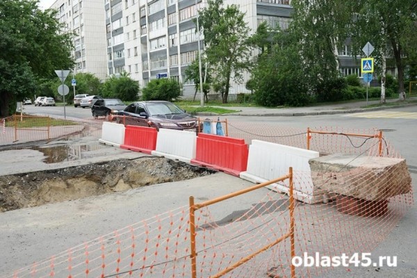 Жители Кургана не могут проехать по очередному участку улицы Максима Горького Жители Кургана не могут проехать по очередному участку улицы Максима Горького
