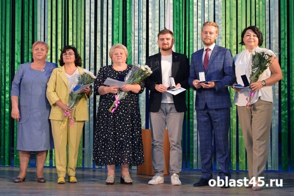 Педагоги Курганской области получили награды и напутствия перед 1 сентября Педагоги Курганской области получили награды и напутствия перед 1 сентября