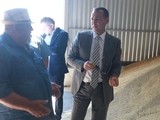Губернатор Вадим Шумков обсудил с фермерами Ивановыми планы по развитию хозяйства в Звериноголовском округе
Губернатор Вадим Шумков обсудил с фермерами Ивановыми планы по развитию хозяйства в Звериноголовском округе