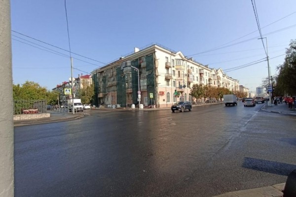 В центре Кургана строители работают на высоте без страховки В центре Кургана строители работают на высоте без страховки