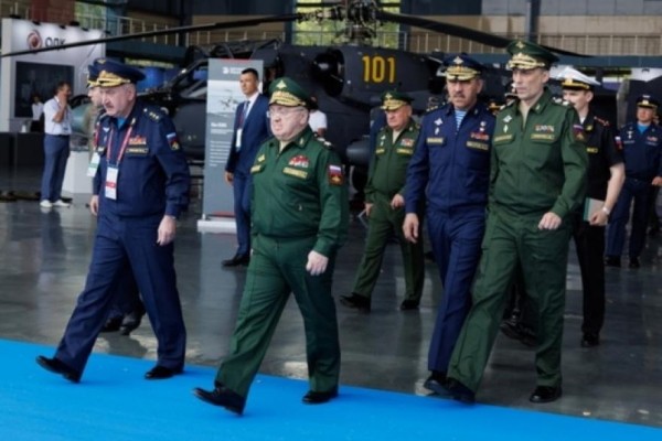Стенд &laquo;Курганприбора&raquo; посетили 3 замминистра обороны России