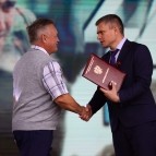 Руководители региональных органов власти вручили награды труженикам села
Руководители региональных органов власти вручили награды труженикам села