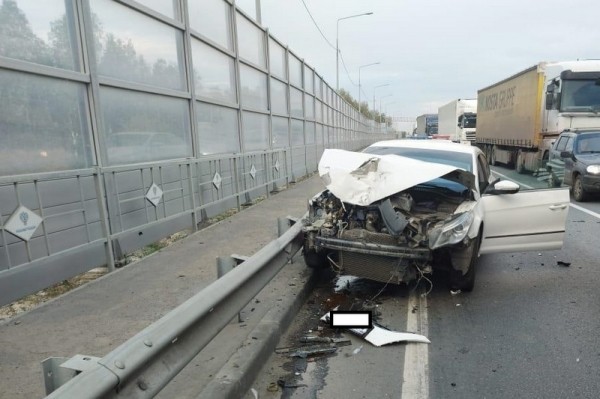 В Кургане водитель врезался в автомобиль при перестроении на трассе