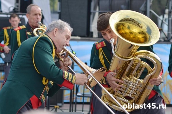 Для тружеников села в Кургане выступил уникальный оркестр и спела Пелагея