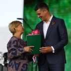 Руководители региональных органов власти вручили награды труженикам села
Руководители региональных органов власти вручили награды труженикам села