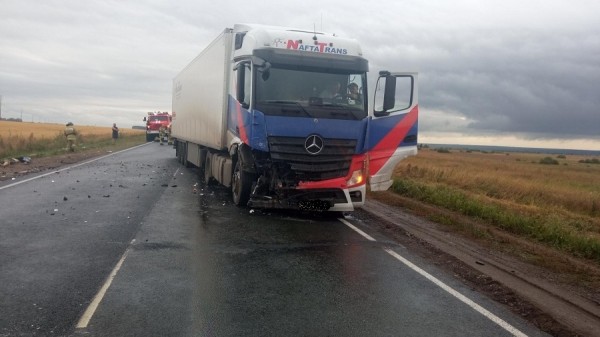 В Курганской области ВАЗ врезался в фуру В Курганской области ВАЗ врезался в фуру
