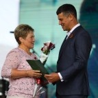 Руководители региональных органов власти вручили награды труженикам села
Руководители региональных органов власти вручили награды труженикам села