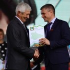 Руководители региональных органов власти вручили награды труженикам села
Руководители региональных органов власти вручили награды труженикам села