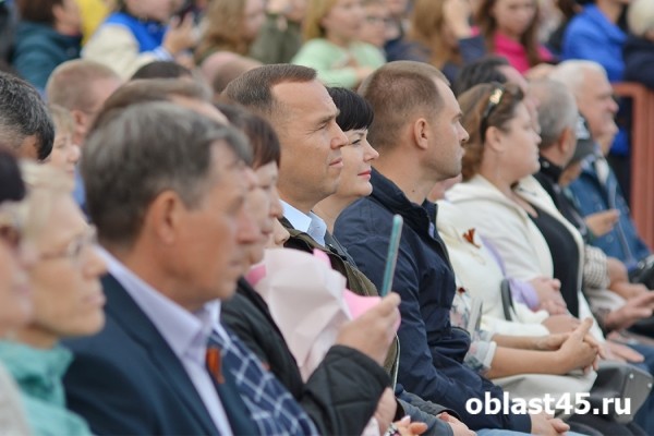 Для тружеников села в Кургане выступил уникальный оркестр и спела Пелагея