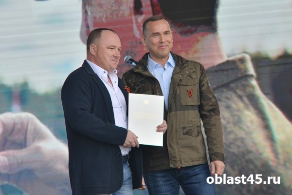 Для тружеников села в Кургане выступил уникальный оркестр и спела Пелагея