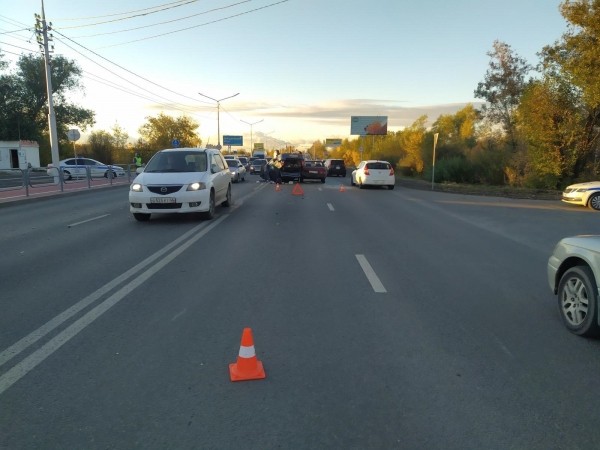 В Кургане друг за другом столкнулись несколько легковушек В Кургане друг за другом столкнулись несколько легковушек