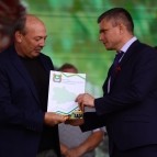 Руководители региональных органов власти вручили награды труженикам села
Руководители региональных органов власти вручили награды труженикам села