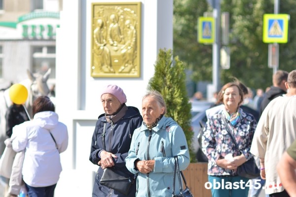 Для тружеников села в Кургане выступил уникальный оркестр и спела Пелагея