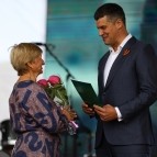 Руководители региональных органов власти вручили награды труженикам села
Руководители региональных органов власти вручили награды труженикам села
