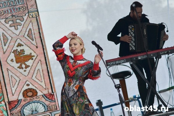 Для тружеников села в Кургане выступил уникальный оркестр и спела Пелагея