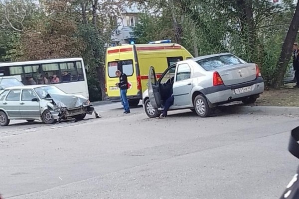 В центре Кургана в аварии пострадал пассажир «Лады» В центре Кургана в аварии пострадал пассажир «Лады»