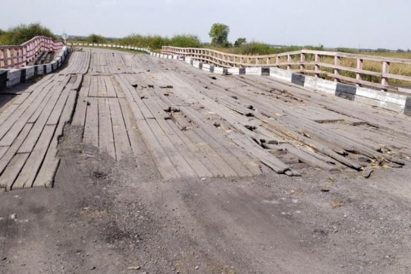 Жители курганской деревни пожаловались Шумкову на &laquo;дырявый&raquo; мост