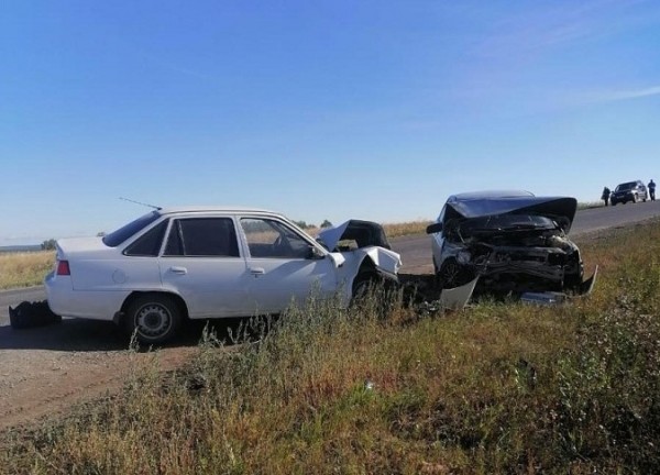 В Курганской области ВАЗ врезался в фуру В Курганской области ВАЗ врезался в фуру