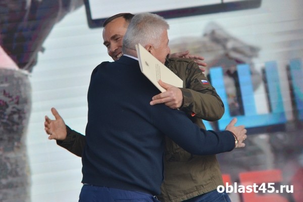 Для тружеников села в Кургане выступил уникальный оркестр и спела Пелагея