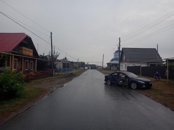 В Курганской области ВАЗ врезался в фуру В Курганской области ВАЗ врезался в фуру
