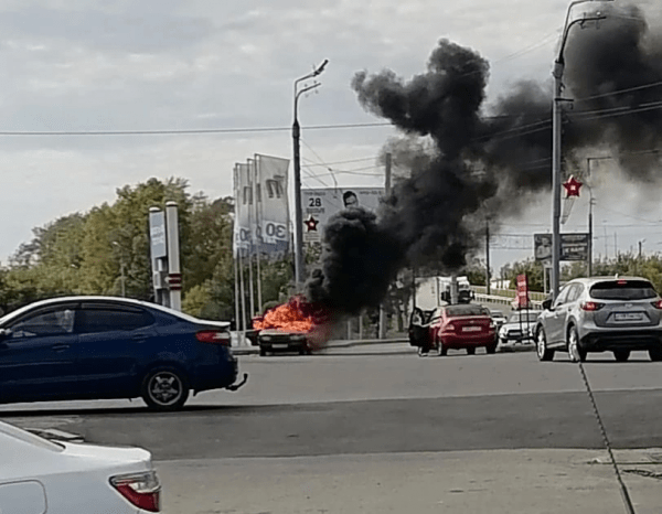В Кургане сгорела машина рядом с заправкой