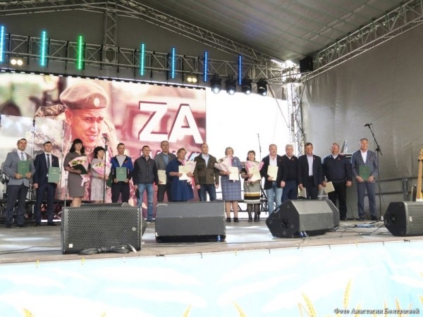 В День тружеников села на Троицкой площади Кургана выступила Пелагея