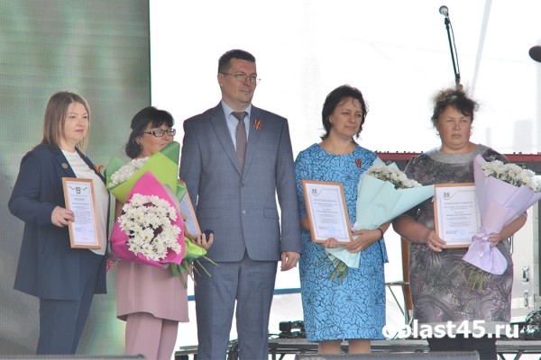 Для тружеников села в Кургане выступил уникальный оркестр и спела Пелагея