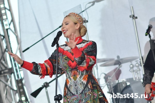 Для тружеников села в Кургане выступил уникальный оркестр и спела Пелагея