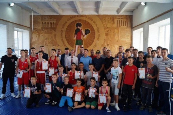 В Зауралье на альменевском ринге боксировали чемпионы УрФО В Зауралье на альменевском ринге боксировали чемпионы УрФО