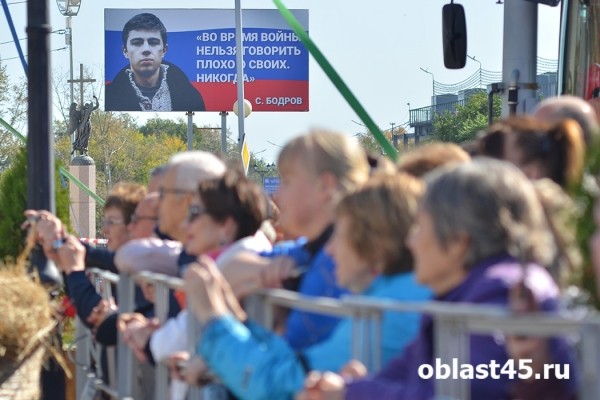Для тружеников села в Кургане выступил уникальный оркестр и спела Пелагея