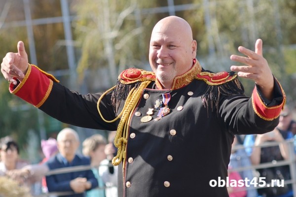 Для тружеников села в Кургане выступил уникальный оркестр и спела Пелагея