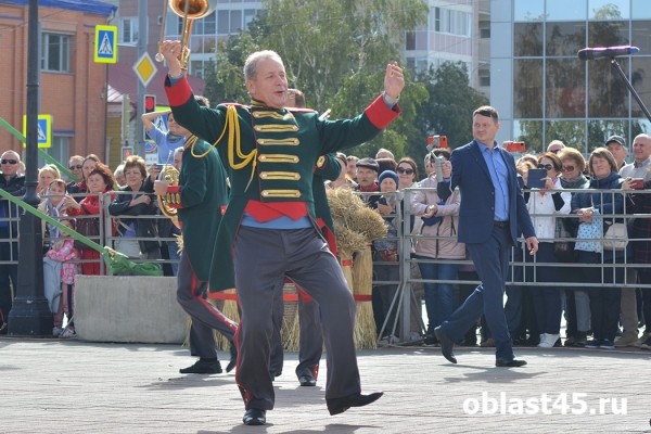 Для тружеников села в Кургане выступил уникальный оркестр и спела Пелагея
