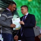 Руководители региональных органов власти вручили награды труженикам села
Руководители региональных органов власти вручили награды труженикам села