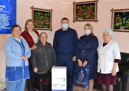 Сотрудники регионального следственного управления поздравили пожилых людей с праздником Сотрудники регионального следственного управления поздравили пожилых людей с праздником