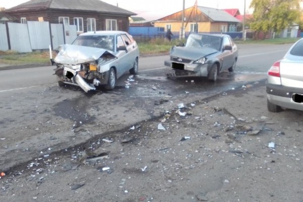 В Кургане водитель не уступил дорогу и устроил двойное ДТП