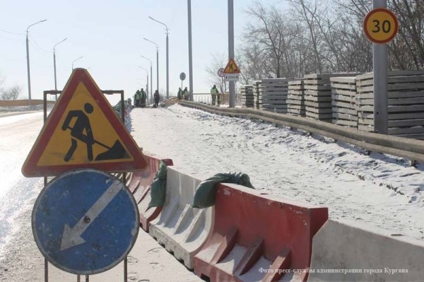 В Кургане начались работы на Бурово-Петровском мосту через реку Тобол